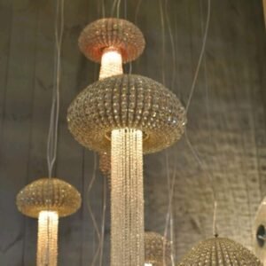 قنديل بحر كريستال – إضاءة فاخرة بتصميم معدني أنيق