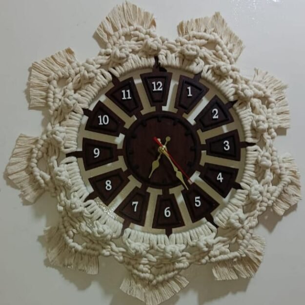 ريشة ومكرمية