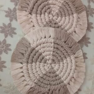 كوستر بخيط محلول لون بيج في اوف وايت