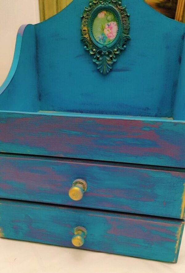 Cosmetics organizer