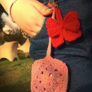 ميدالية كروشيه فيونكة يدوية – أكسسوار أنيق للمفاتيح والشنط 🎀