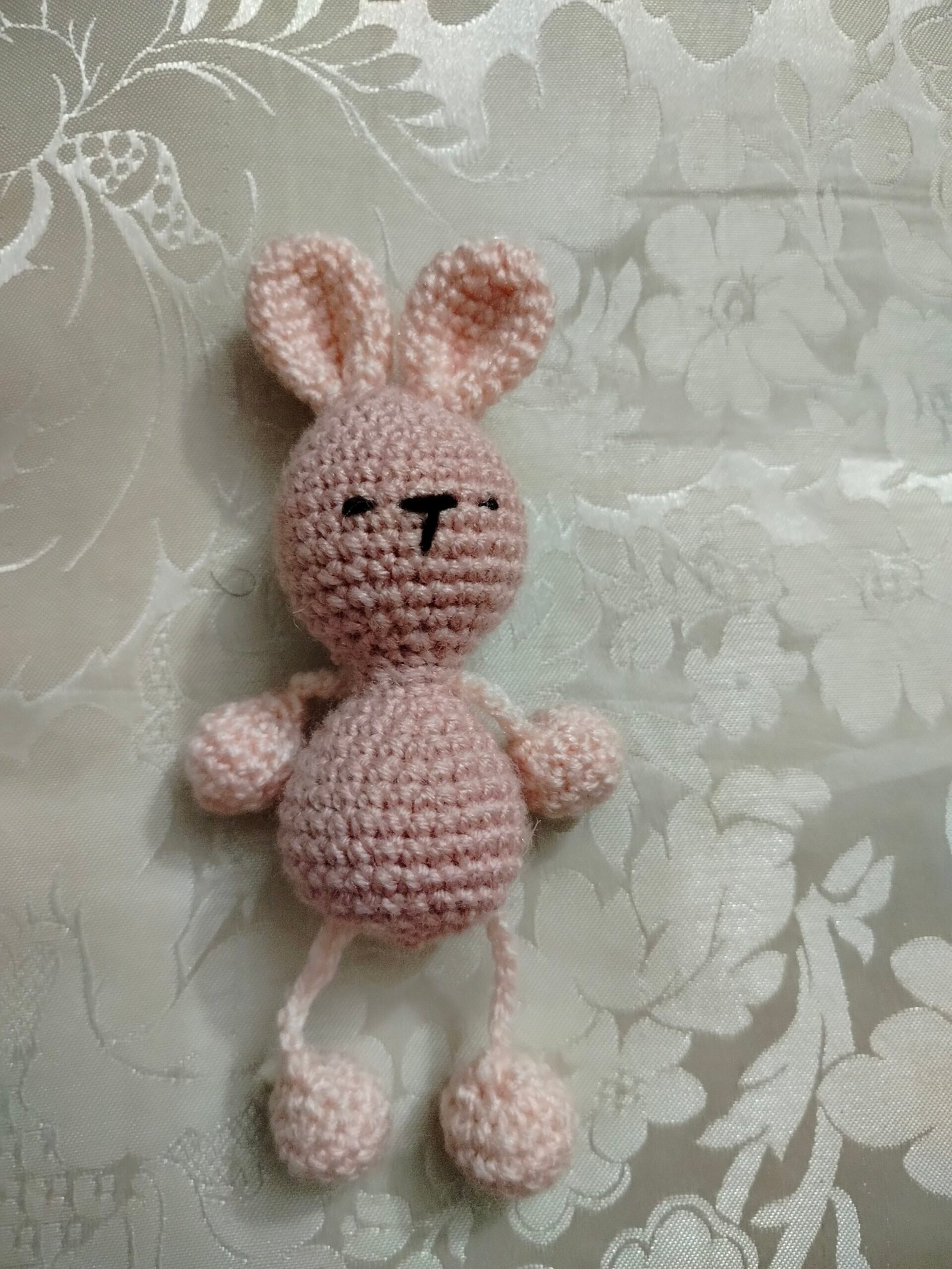 ميداليه كروشيه اكرلك أنيقة