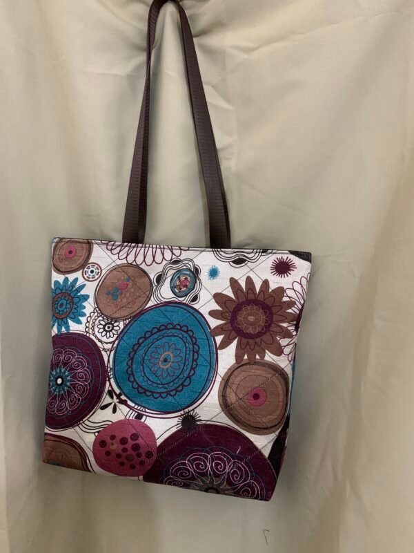 شنطه tote bag من القماش المنقوش