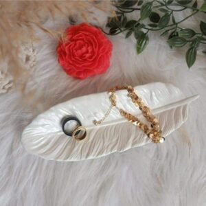 "ريشة بيضاء أنيقة