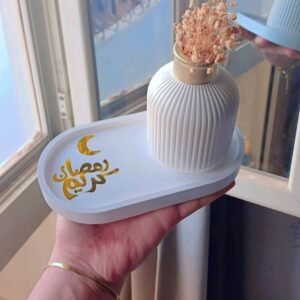 قاعدة ديكورية صغيرة مع فازة رمضانية أنيقة